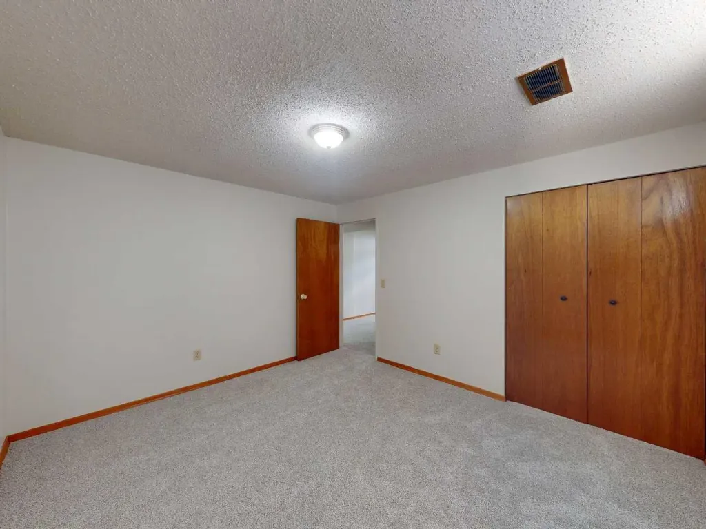 548 Mcintosh Road NE Calgary AB T2E 5Z3
