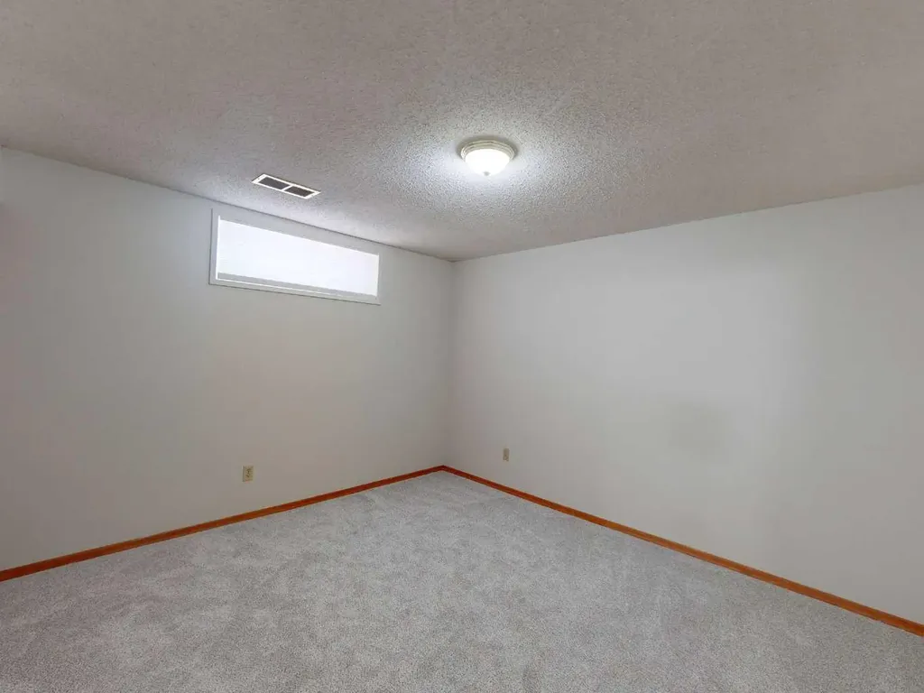548 Mcintosh Road NE Calgary AB T2E 5Z3