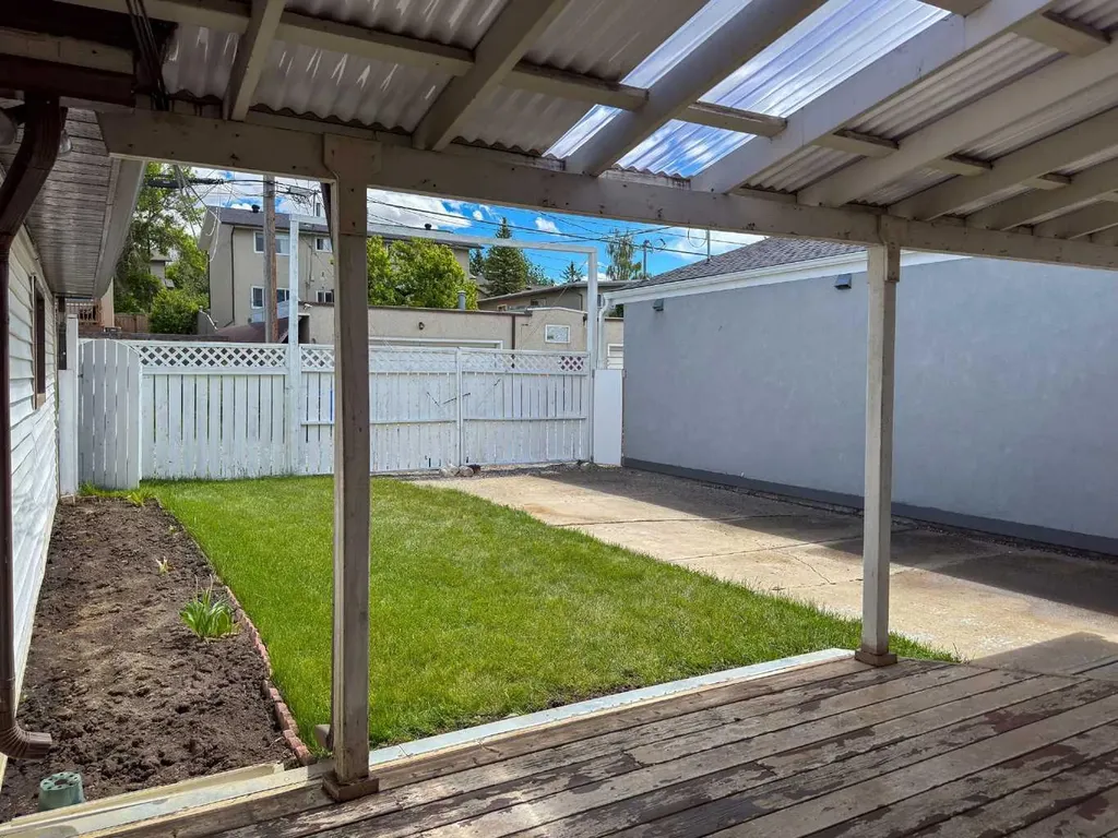 548 Mcintosh Road NE Calgary AB T2E 5Z3