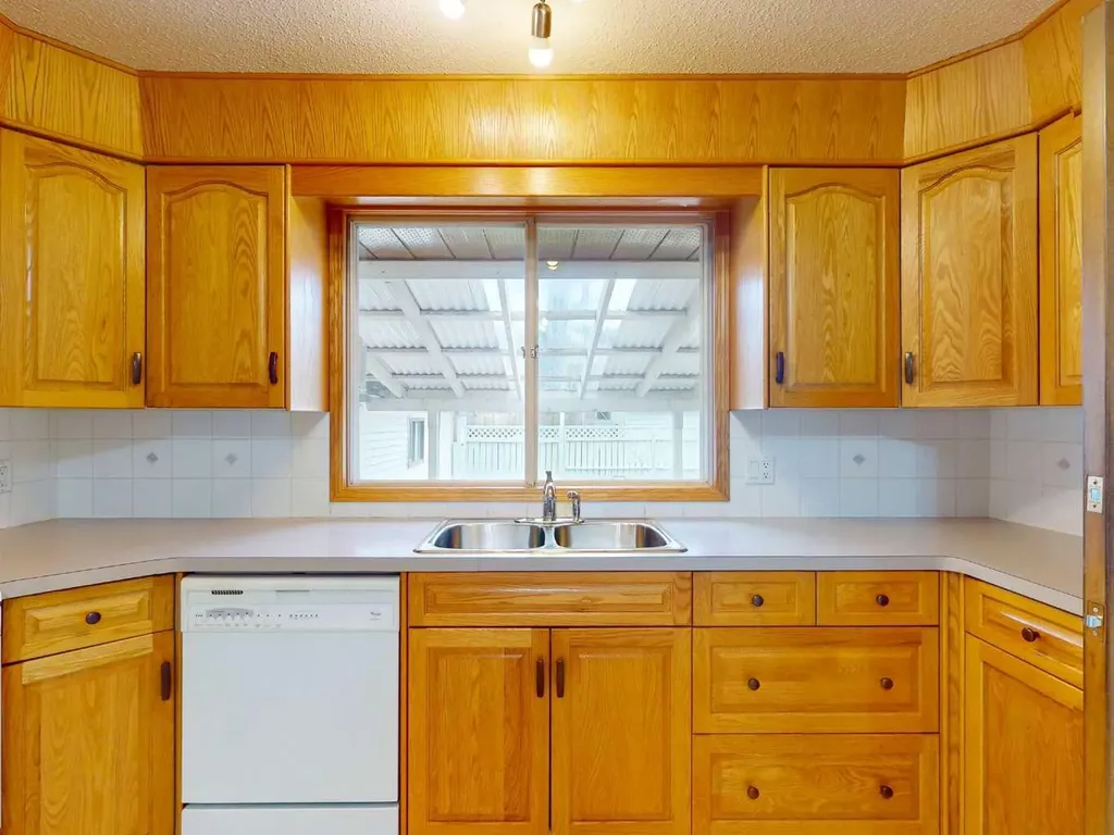 548 Mcintosh Road NE Calgary AB T2E 5Z3