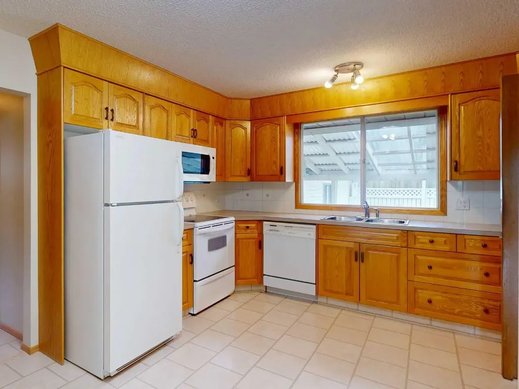 548 Mcintosh Road NE Calgary AB T2E 5Z3