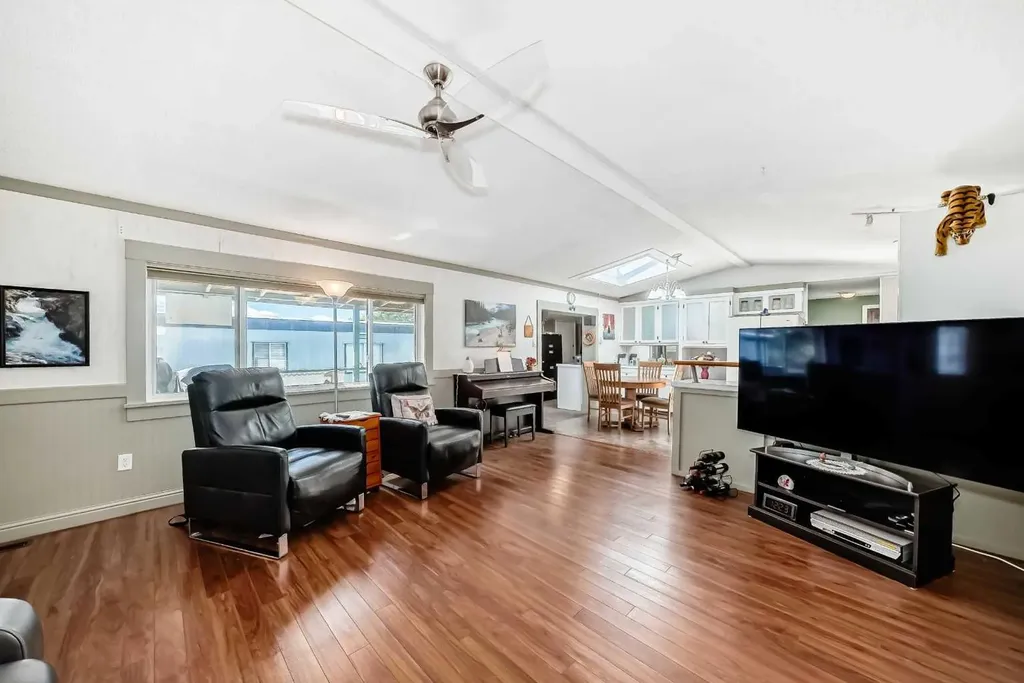 6724 17 Avenue SE Calgary AB T2A 0W5