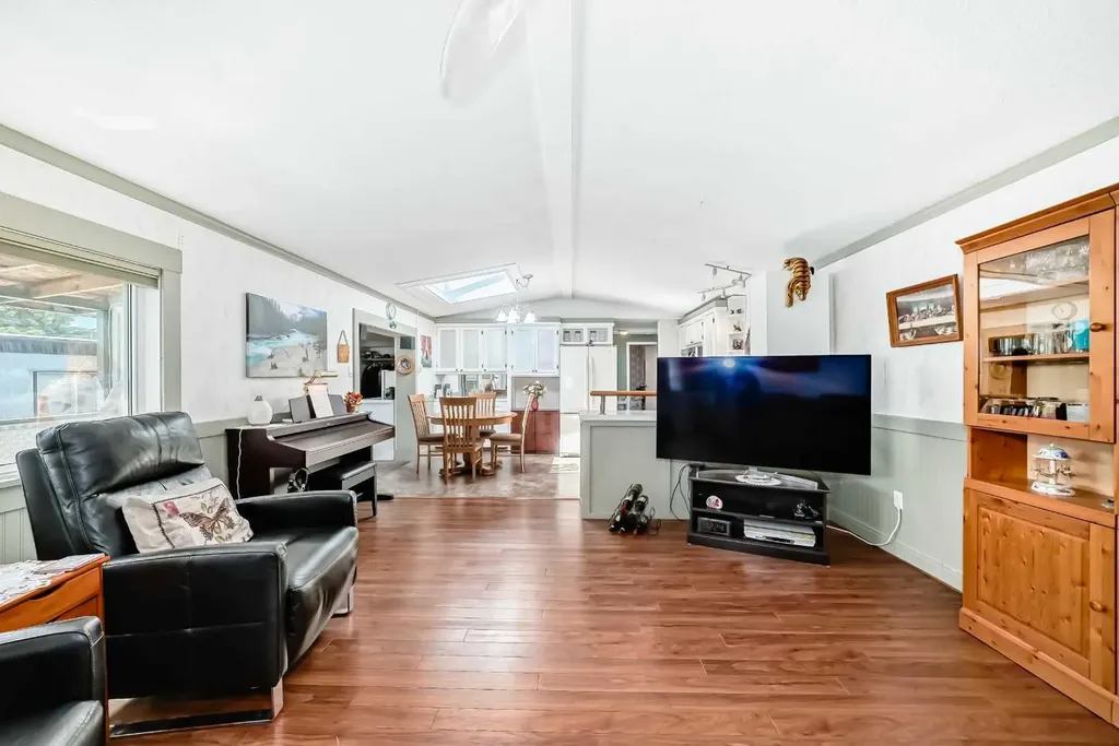 6724 17 Avenue SE Calgary AB T2A 0W5