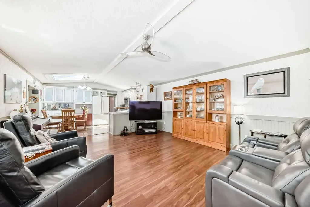 6724 17 Avenue SE Calgary AB T2A 0W5
