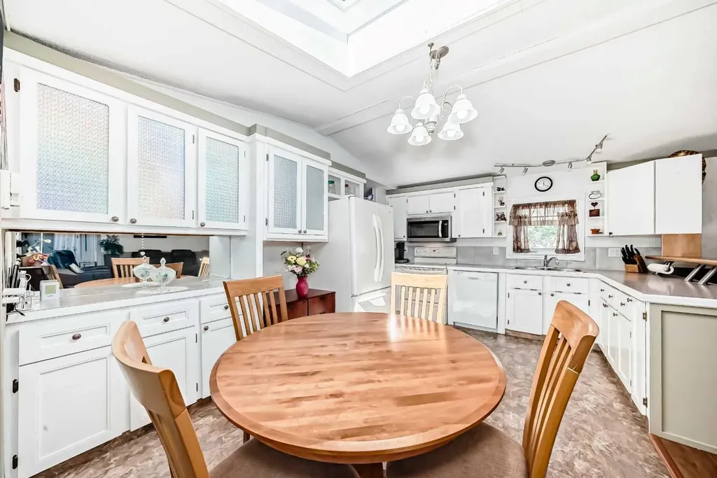 6724 17 Avenue SE Calgary AB T2A 0W5