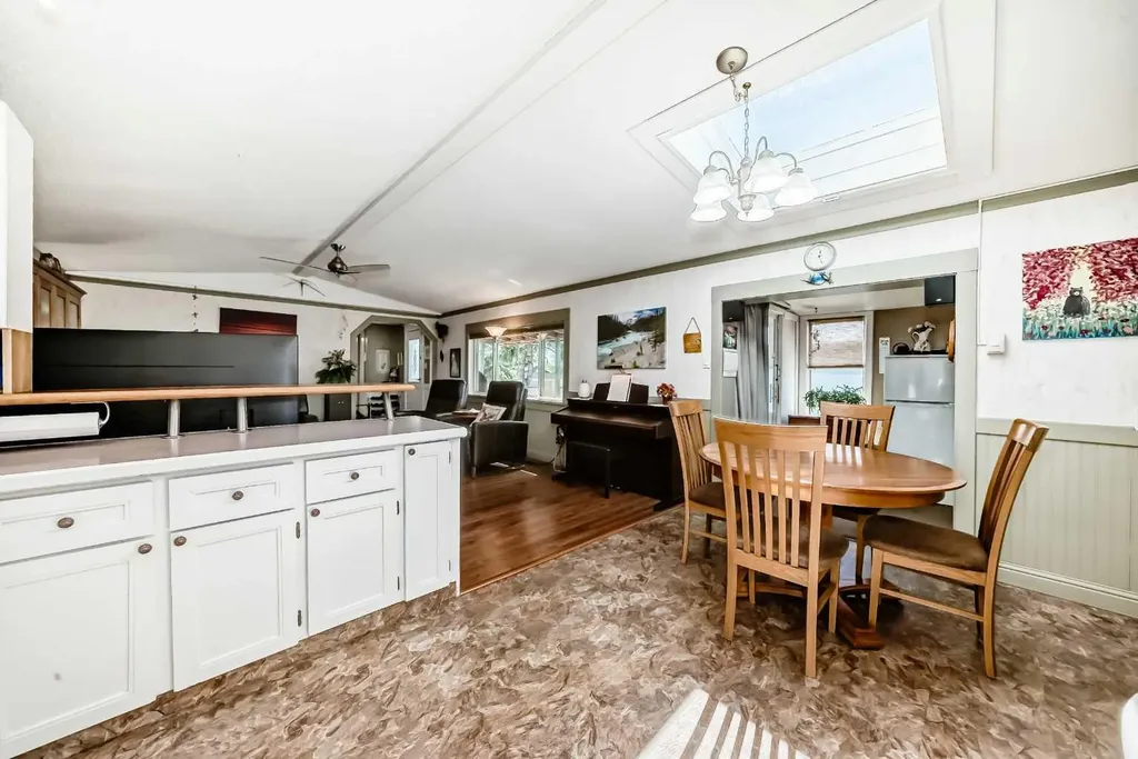 6724 17 Avenue SE Calgary AB T2A 0W5