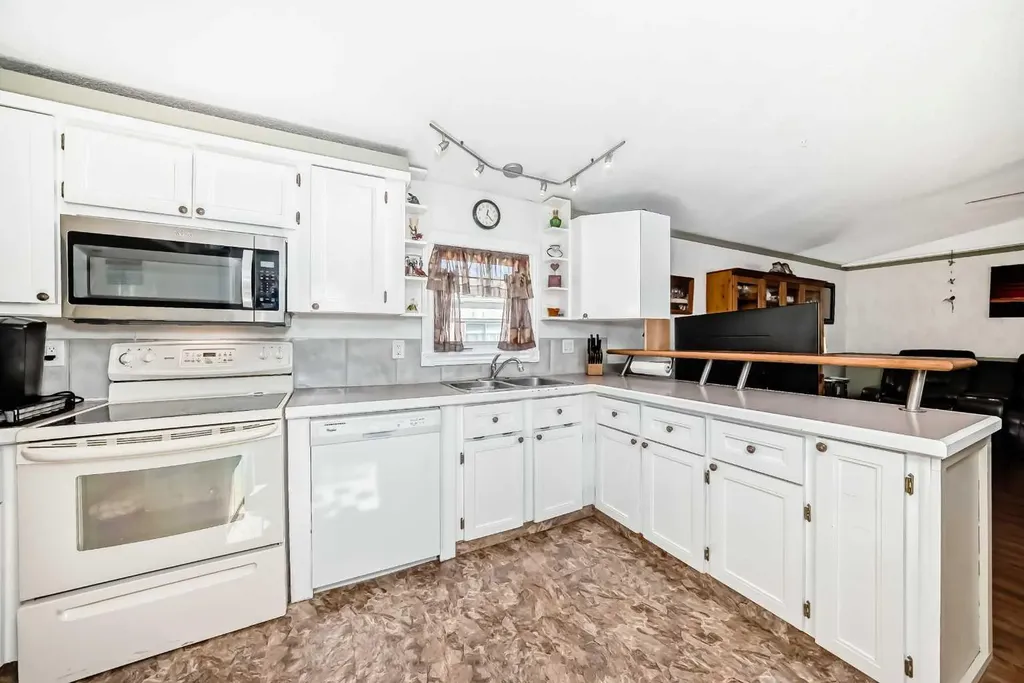 6724 17 Avenue SE Calgary AB T2A 0W5