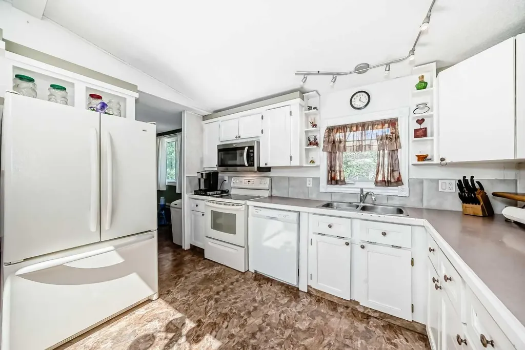 6724 17 Avenue SE Calgary AB T2A 0W5