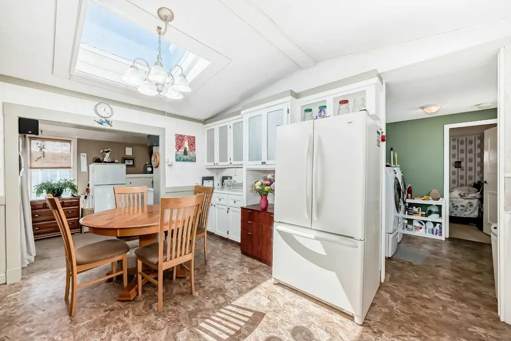 6724 17 Avenue SE Calgary AB T2A 0W5