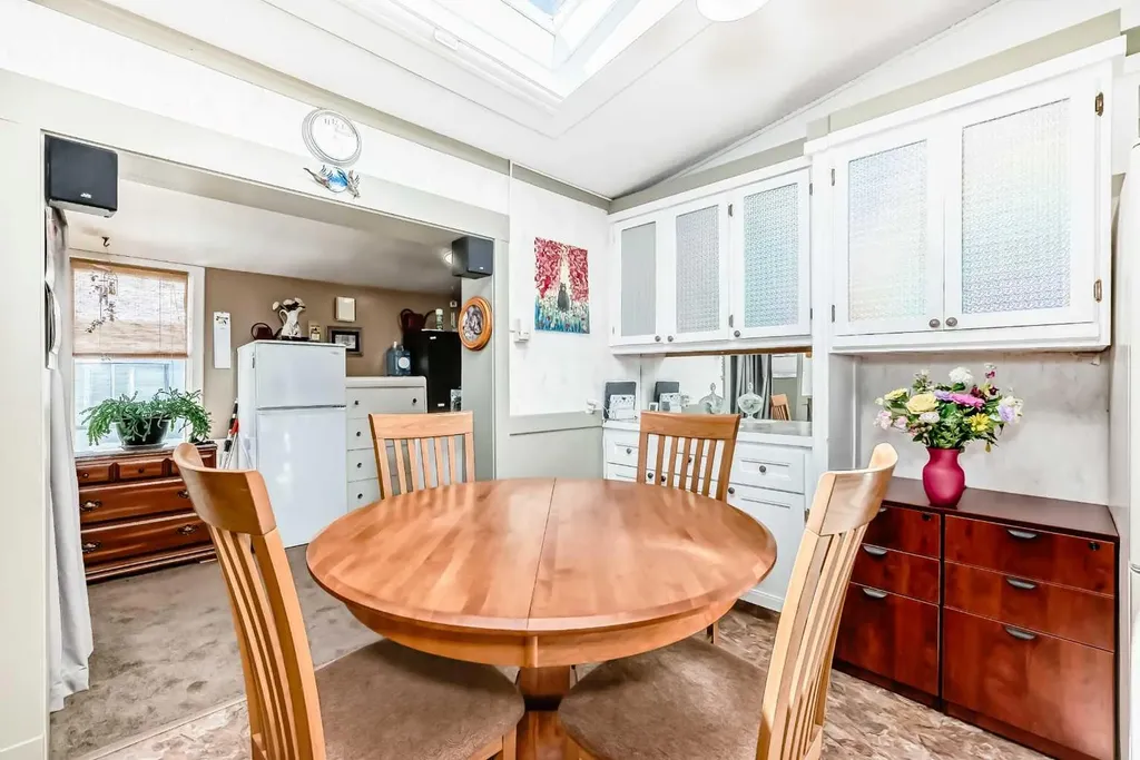 6724 17 Avenue SE Calgary AB T2A 0W5