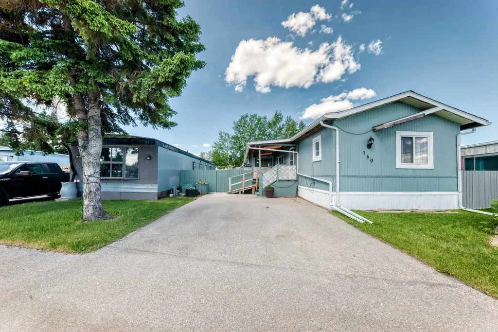 6724 17 Avenue SE Calgary AB T2A 0W5