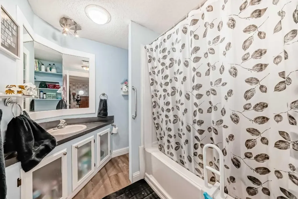 6724 17 Avenue SE Calgary AB T2A 0W5