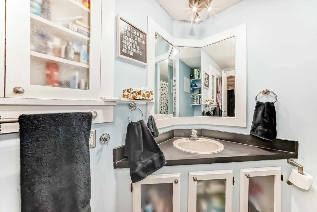 6724 17 Avenue SE Calgary AB T2A 0W5