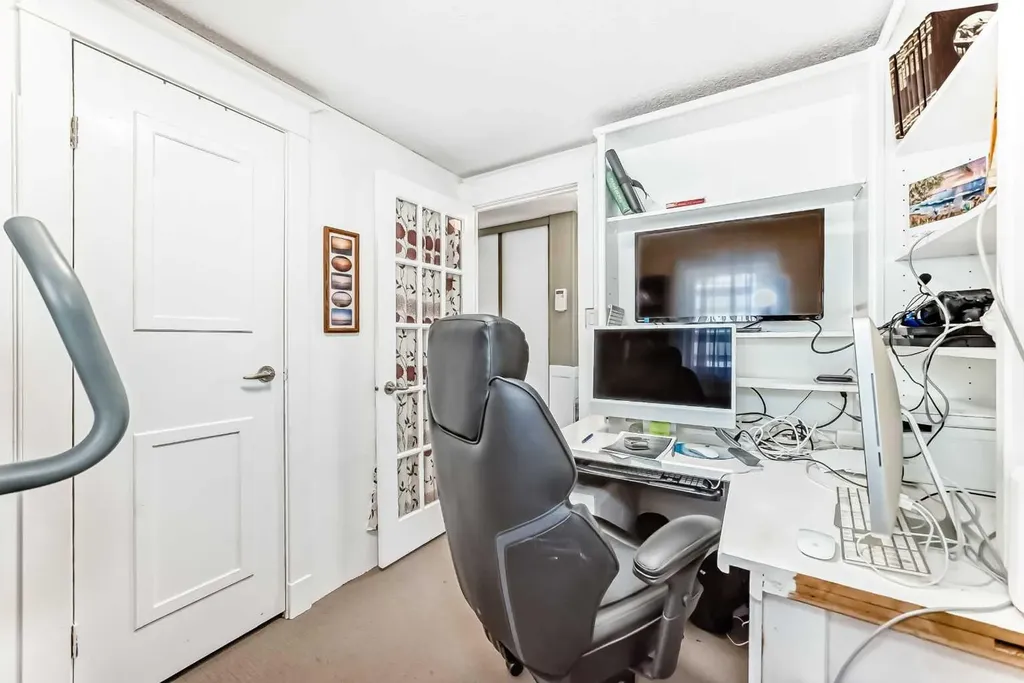 6724 17 Avenue SE Calgary AB T2A 0W5