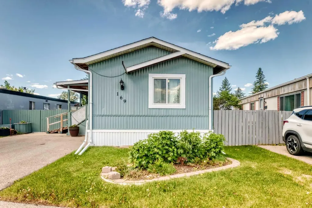 6724 17 Avenue SE Calgary AB T2A 0W5