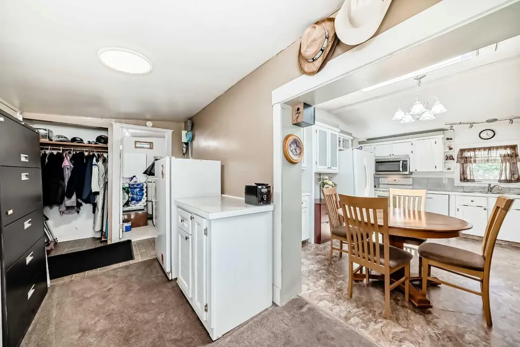 6724 17 Avenue SE Calgary AB T2A 0W5
