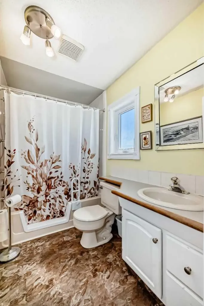 6724 17 Avenue SE Calgary AB T2A 0W5