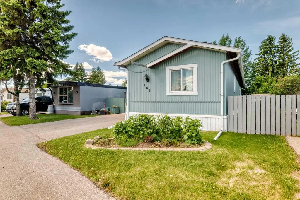 6724 17 Avenue SE Calgary AB T2A 0W5
