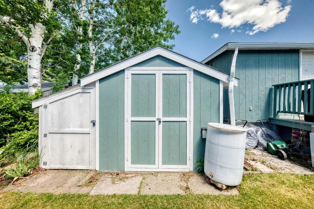 6724 17 Avenue SE Calgary AB T2A 0W5