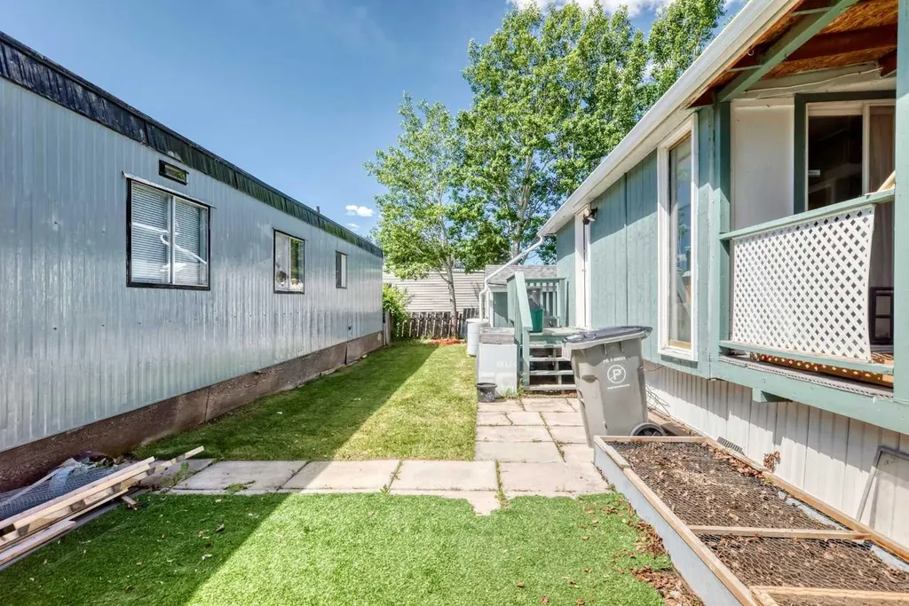 6724 17 Avenue SE Calgary AB T2A 0W5