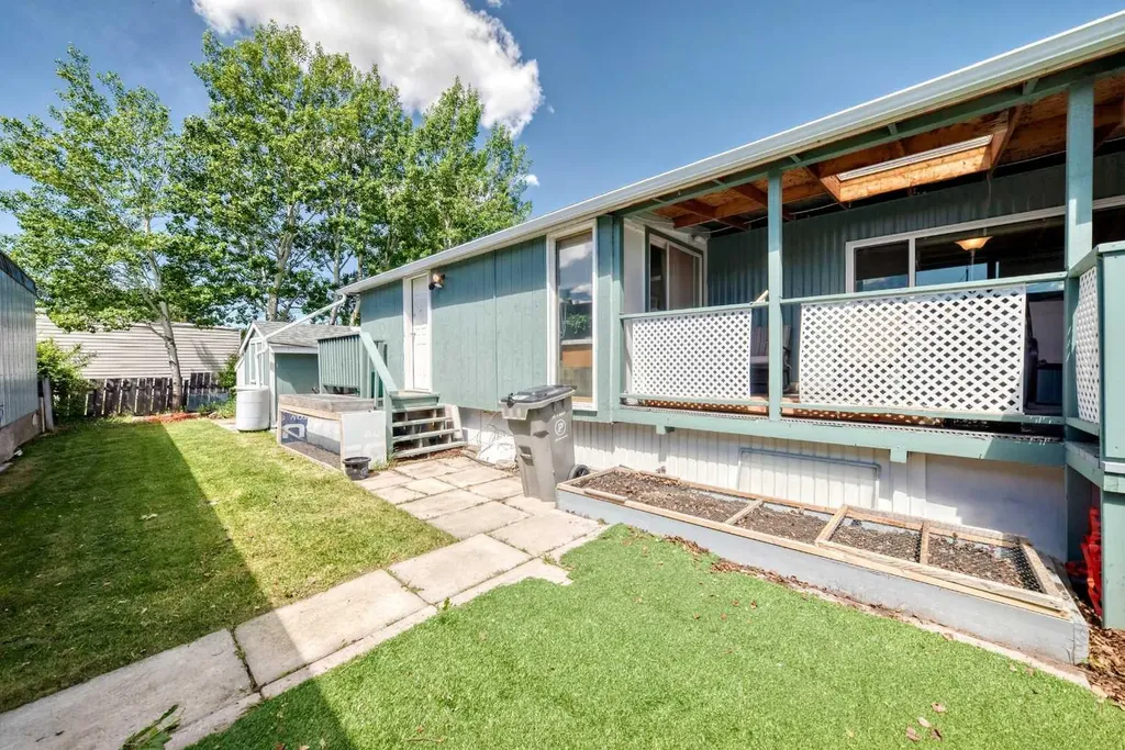 6724 17 Avenue SE Calgary AB T2A 0W5