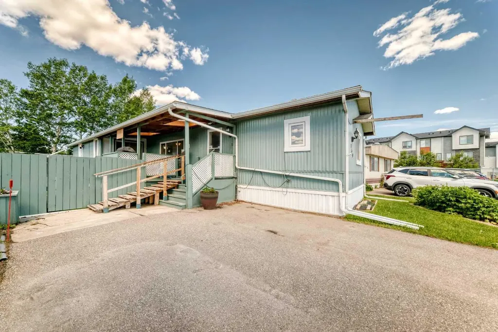 6724 17 Avenue SE Calgary AB T2A 0W5