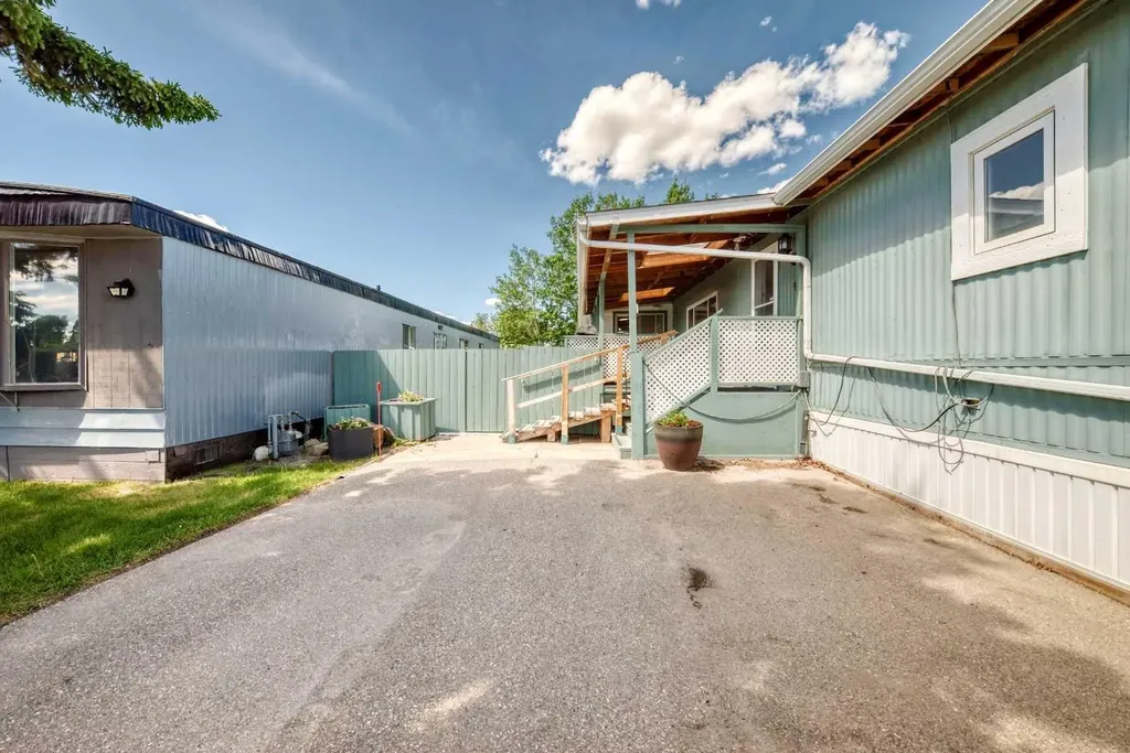 6724 17 Avenue SE Calgary AB T2A 0W5