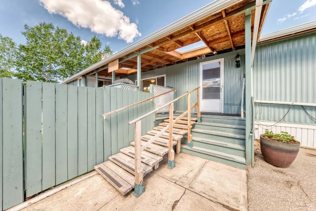 6724 17 Avenue SE Calgary AB T2A 0W5