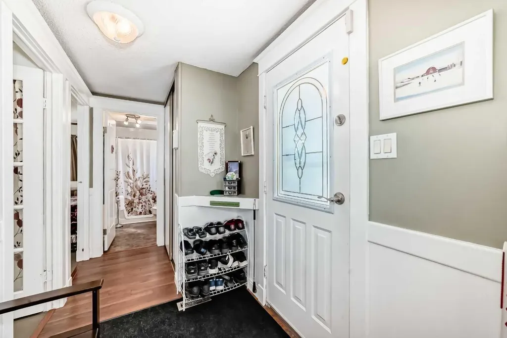 6724 17 Avenue SE Calgary AB T2A 0W5