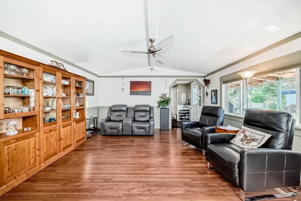 6724 17 Avenue SE Calgary AB T2A 0W5