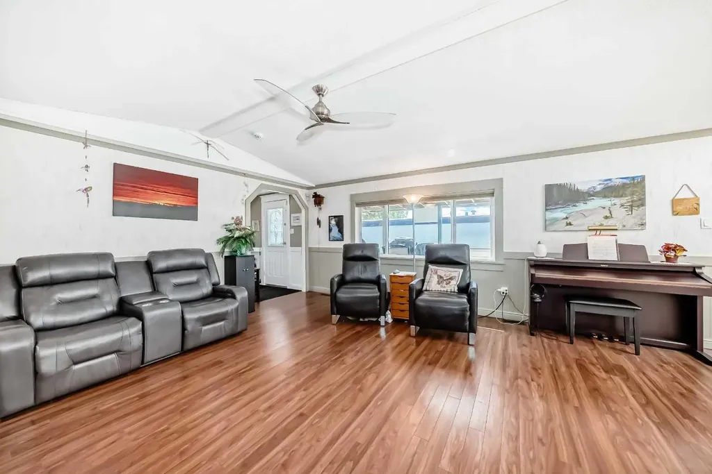6724 17 Avenue SE Calgary AB T2A 0W5