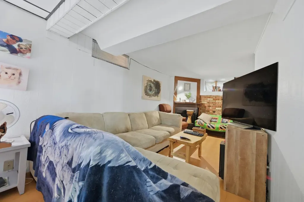 203 42 Avenue SW Calgary AB T2S1A7