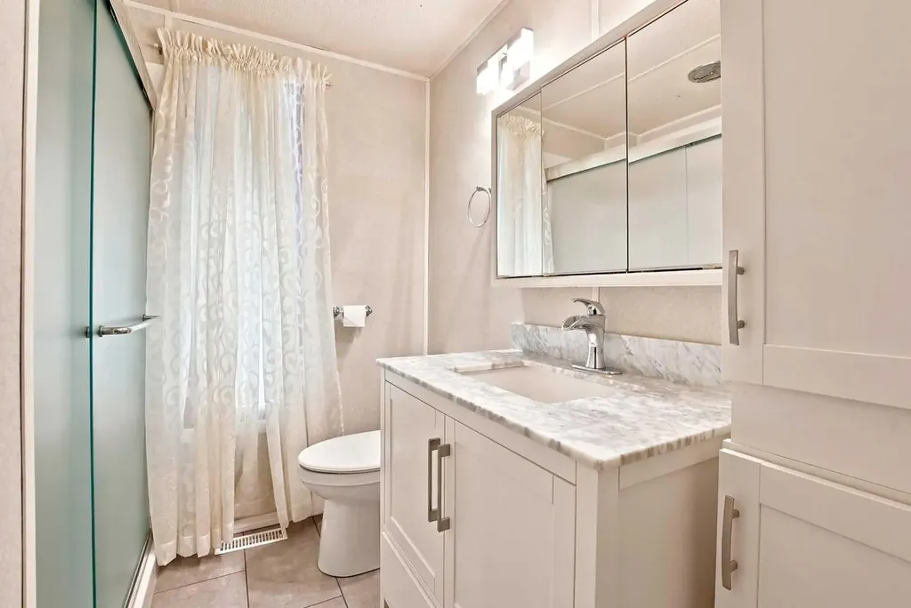 5220 53 Avenue Eckville AB T0M0M0