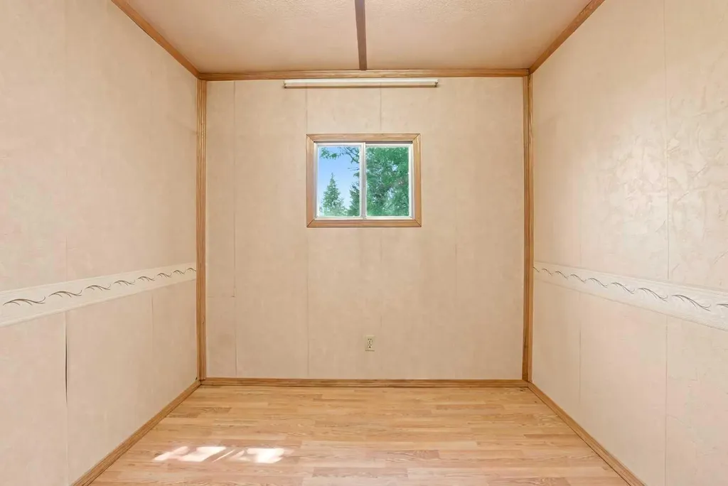 5220 53 Avenue Eckville AB T0M0M0