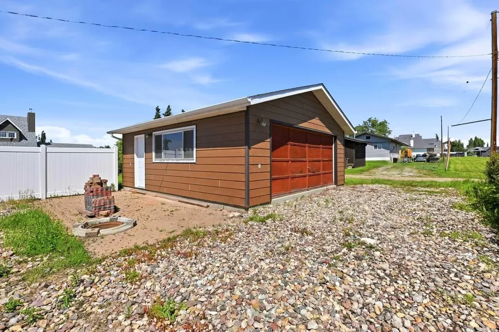 5220 53 Avenue Eckville AB T0M0M0