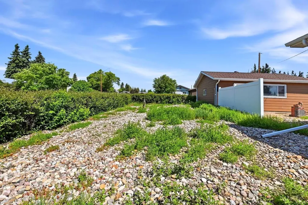 5220 53 Avenue Eckville AB T0M0M0