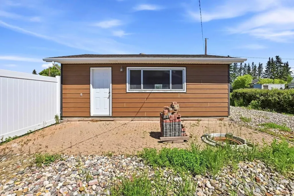 5220 53 Avenue Eckville AB T0M0M0