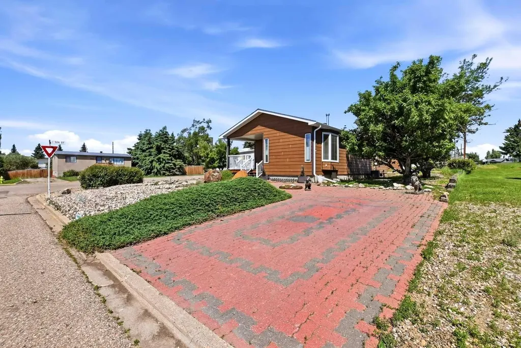 5220 53 Avenue Eckville AB T0M0M0