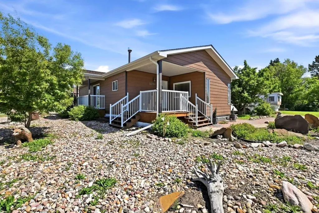 5220 53 Avenue Eckville AB T0M0M0