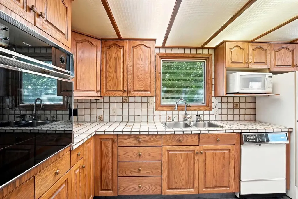 5220 53 Avenue Eckville AB T0M0M0