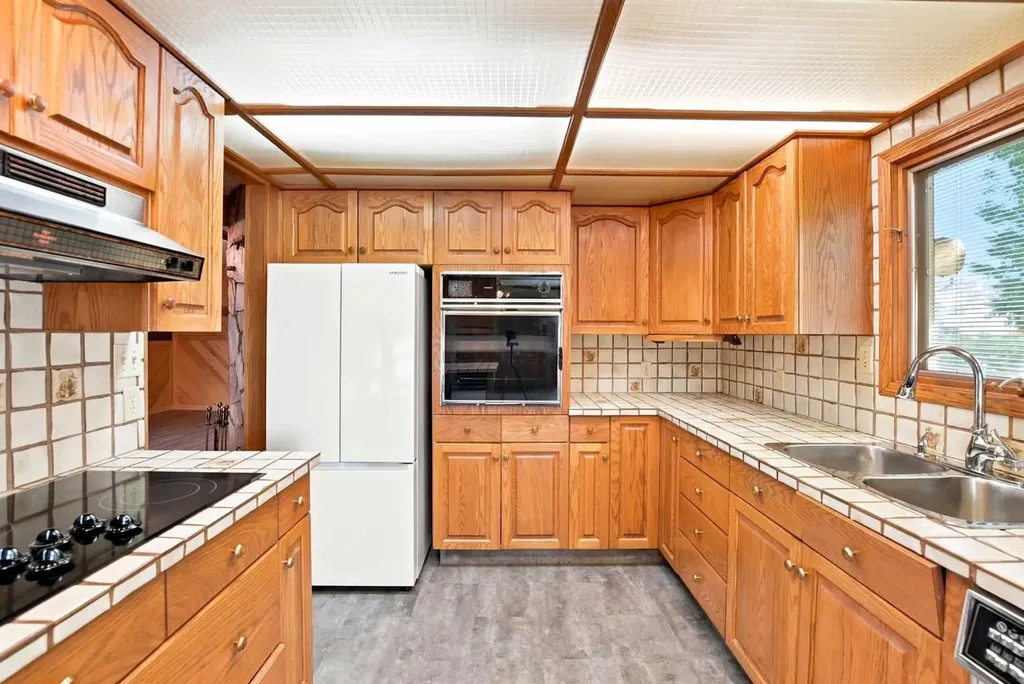 5220 53 Avenue Eckville AB T0M0M0