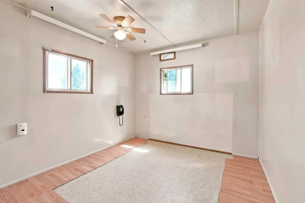 5220 53 Avenue Eckville AB T0M0M0