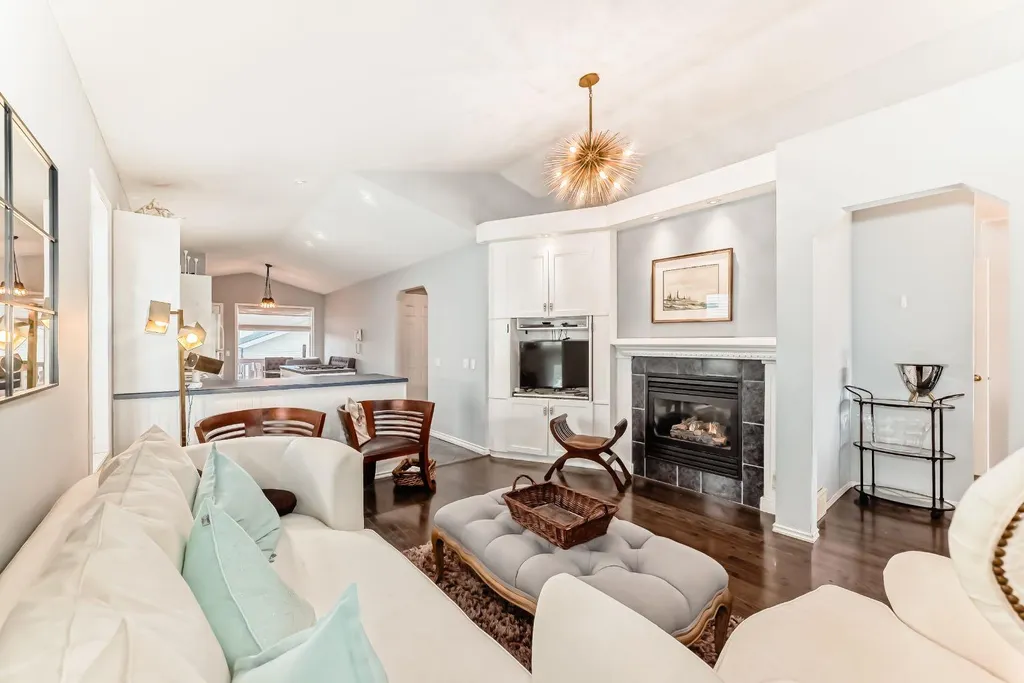 307 Mt Lorette Place SE Calgary AB T2Z 2L8