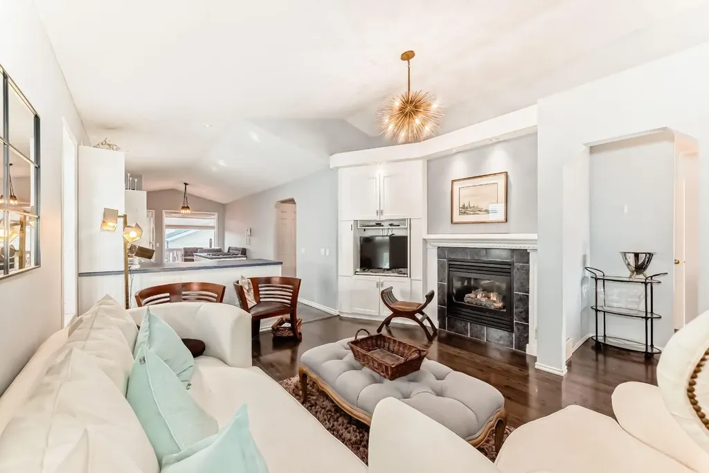 307 Mt Lorette Place SE Calgary AB T2Z 2L8