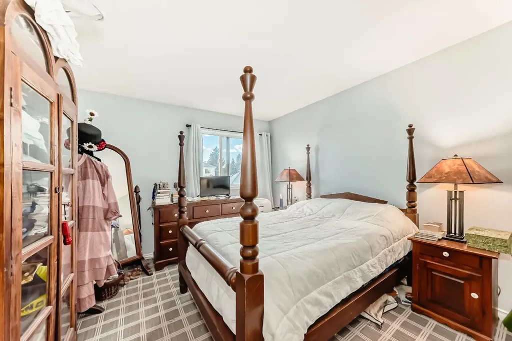 307 Mt Lorette Place SE Calgary AB T2Z 2L8
