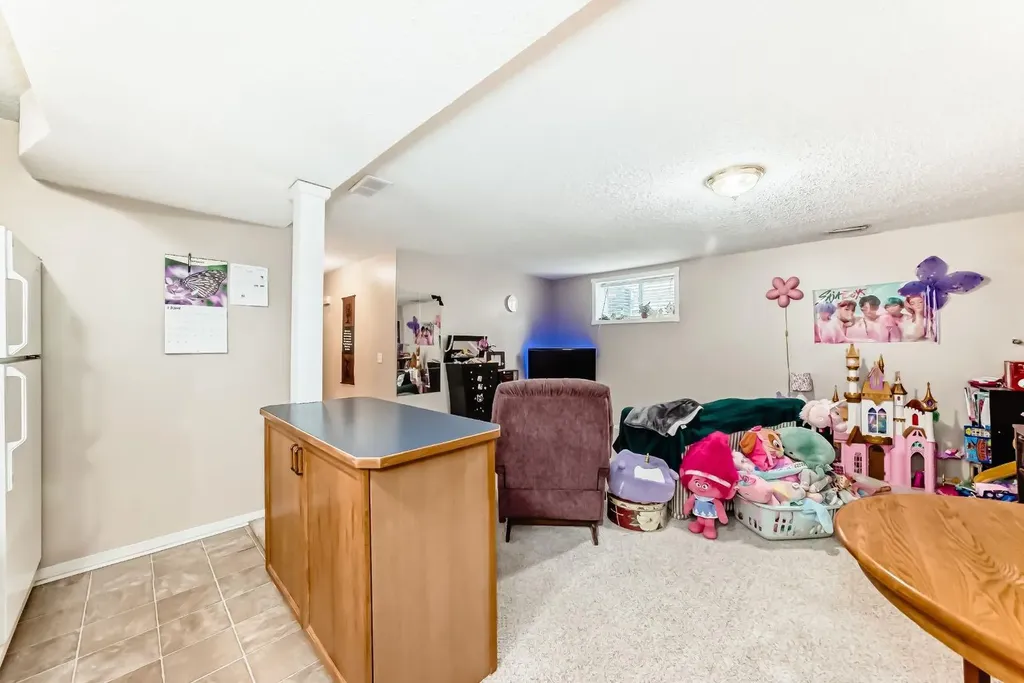 307 Mt Lorette Place SE Calgary AB T2Z 2L8