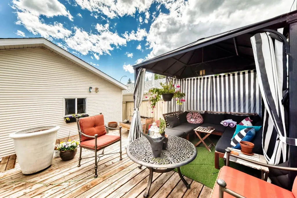 307 Mt Lorette Place SE Calgary AB T2Z 2L8