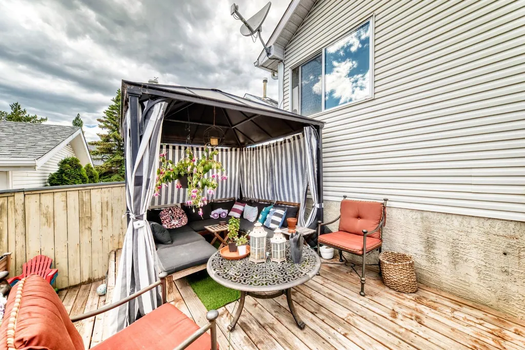 307 Mt Lorette Place SE Calgary AB T2Z 2L8