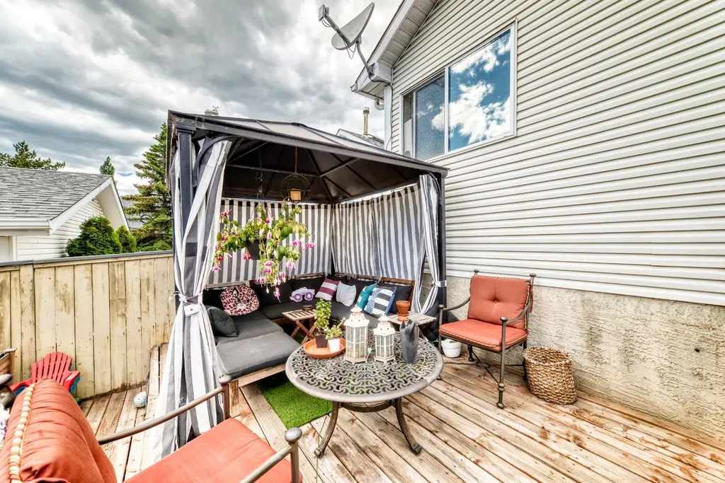 307 Mt Lorette Place SE Calgary AB T2Z 2L8
