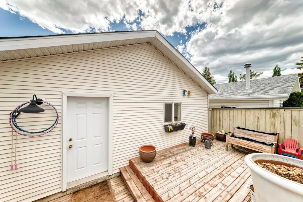 307 Mt Lorette Place SE Calgary AB T2Z 2L8